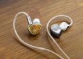 SIVGA Lyrebird hybride in-ear-høretelefoner med håndlavede frontpaneler i stabiliseret træ.