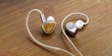 SIVGA Lyrebird hybride in-ear-høretelefoner med håndlavede frontpaneler i stabiliseret træ.