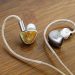 SIVGA Lyrebird hybride in-ear-høretelefoner med håndlavede frontpaneler i stabiliseret træ.