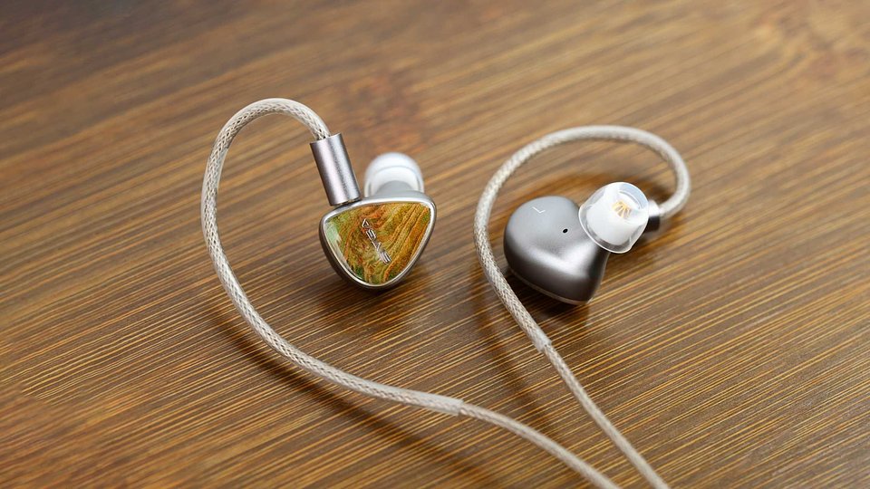 SIVGA Lyrebird hybride in-ear-høretelefoner med håndlavede frontpaneler i stabiliseret træ.