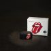 Technics EAH-AZ100 Rolling Stones Limited Edition med sort opladningsetui og eksklusivt beskyttelsesetui.