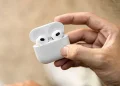 Apple AirPods 4 med aktiv støjreduktion