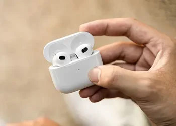 Apple AirPods 4 med aktiv støjreduktion