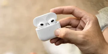 Apple AirPods 4 med aktiv støjreduktion