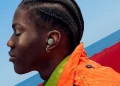 Google Pixel Buds Pro 2 i den nye farve Olive med kommende softwarefunktioner.