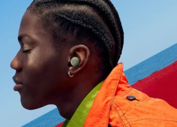 Google Pixel Buds Pro 2 i den nye farve Olive med kommende softwarefunktioner.