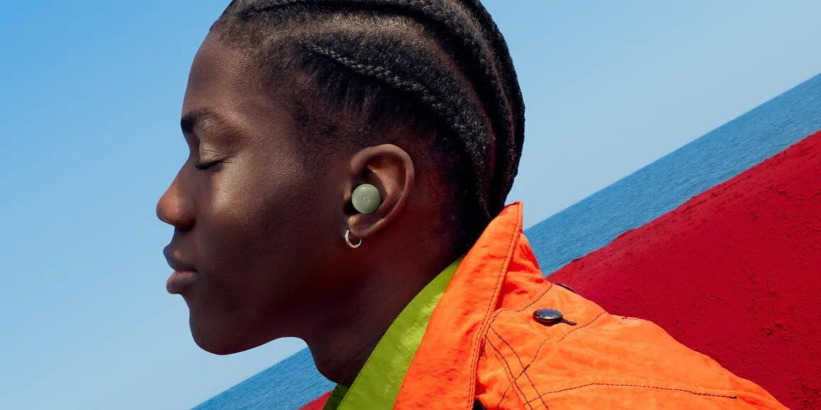 Google Pixel Buds Pro 2 i den nye farve Olive med kommende softwarefunktioner.