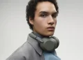 Sony WH-1000XM6 trådløse over-ear-hovedtelefoner i den nye farve Olive Gray.