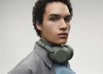 Sony WH-1000XM6 trådløse over-ear-hovedtelefoner i den nye farve Olive Gray.