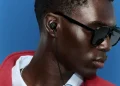Bose Noise Cancelling Wired Earbuds på mand med solbriller og rød fleecejakke