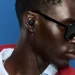 Bose Noise Cancelling Wired Earbuds på mand med solbriller og rød fleecejakke
