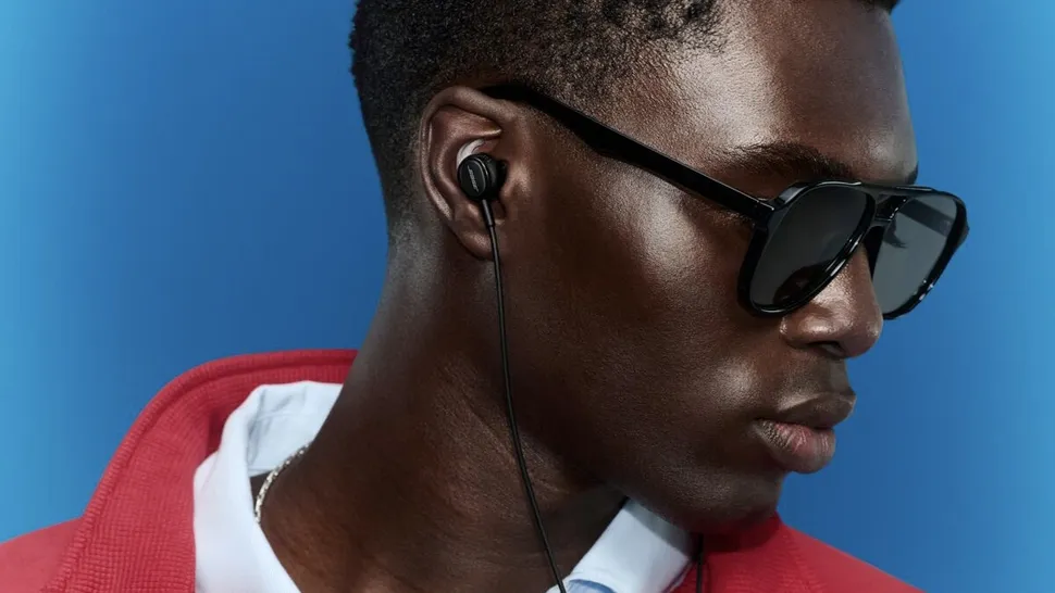 Bose Noise Cancelling Wired Earbuds på mand med solbriller og rød fleecejakke