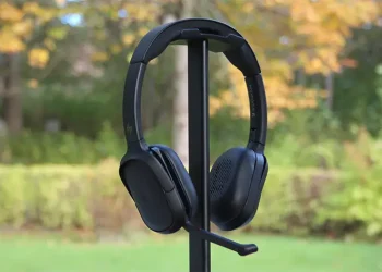 HP Poly Focus 625 Fold på stativ med skovområde i baggrunden