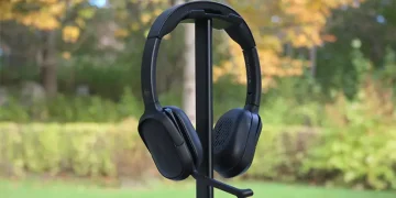 HP Poly Focus 625 Fold på stativ med skovområde i baggrunden