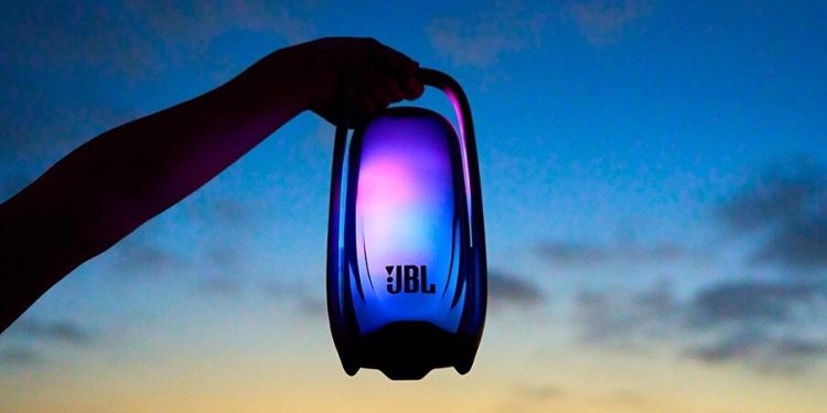 JBL Pulse 6 med 360-graders lysshow og oplyst håndtag