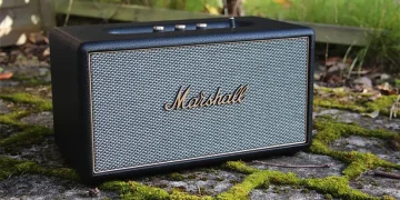 Sort Marshall Stanmore IV placeret på gangfliser med mos