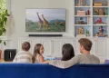 Familie sidder og ser TV med Sonos-system