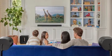 Familie sidder og ser TV med Sonos-system