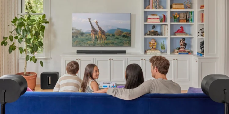 Familie sidder og ser TV med Sonos-system