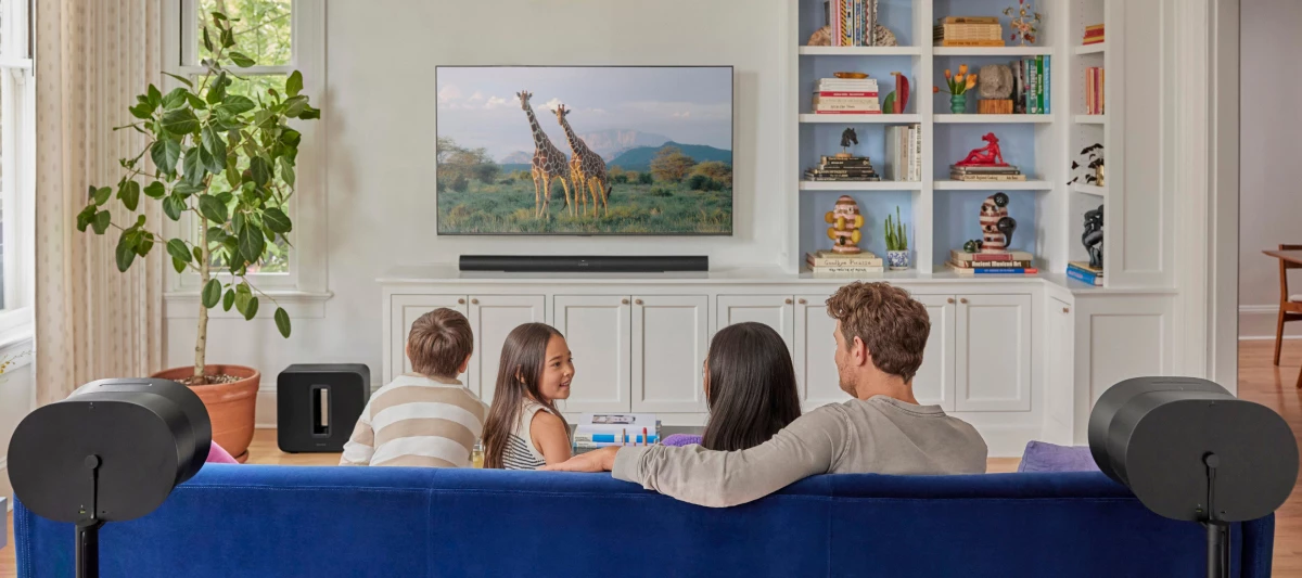 Familie sidder og ser TV med Sonos-system